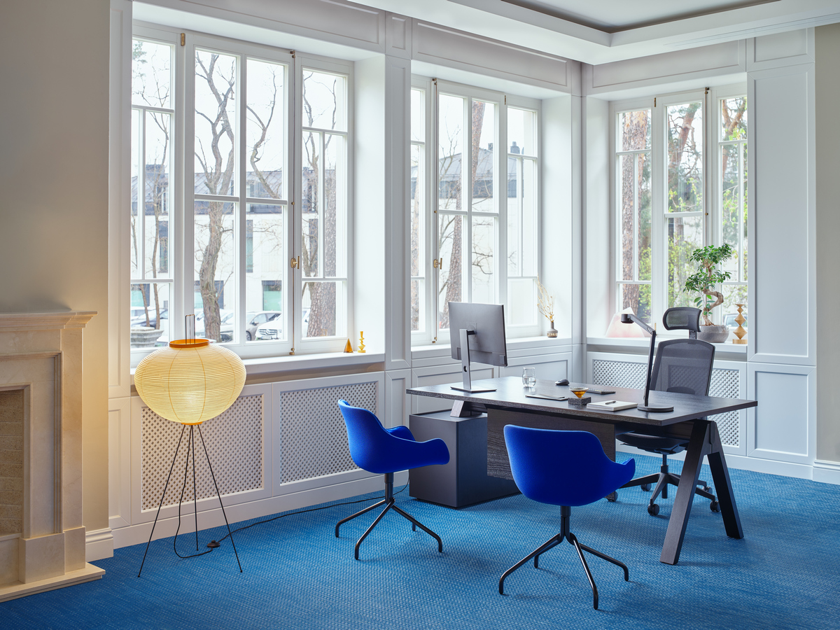conference chair Baltic Soft Duo: Xtreme YS-100, RAL9005; executive desk Viga: fornir black oak veneer