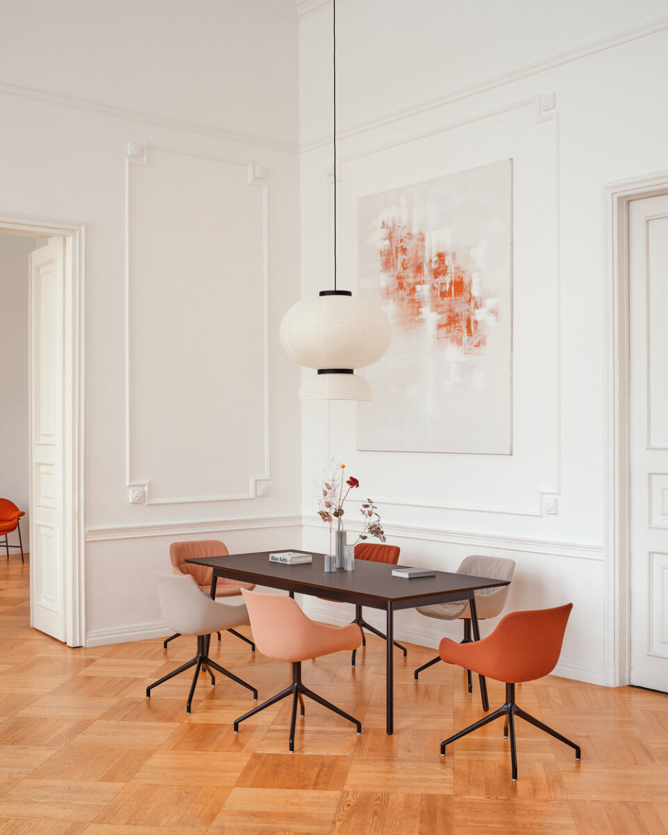 conference chair Baltic Soft Duo: Grain GR-63117, GR-64249, GR-61250, RAL9005; conference table Unit: FENIX black matt