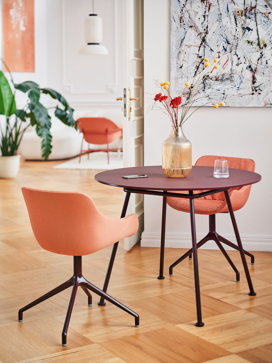 conference chair Baltic Soft Duo: Quest Q-25, RAL3007; café table New School: RAL3007