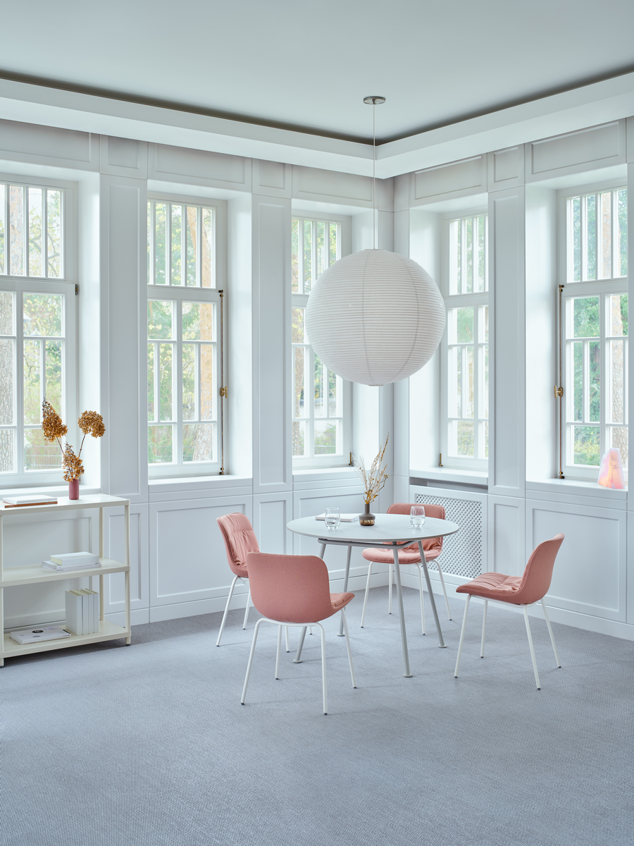 conference chair Baltic 2 Soft Duo: Mica MC-2496-64183, RAL9010; café table New School: RAL7044