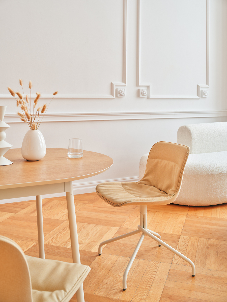 conference chair Baltic 2 Soft Duo: Quest Q-21, RAL9010; conference table Unit: natural oak veneer, RAL1013