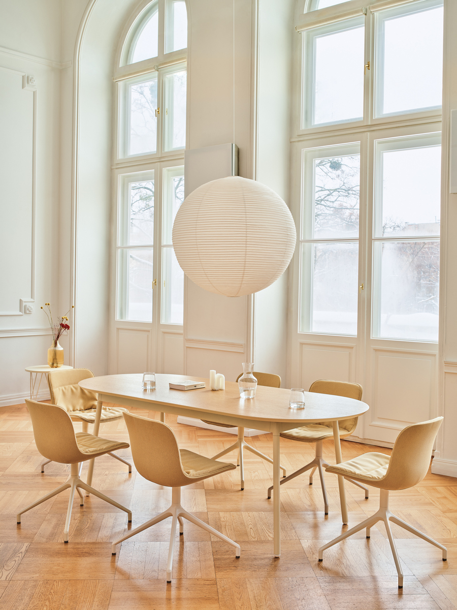 conference chair Baltic 2 Soft Duo: Quest Q-21, RAL9010; conference table Unit: natural oak veneer, RAL1013
