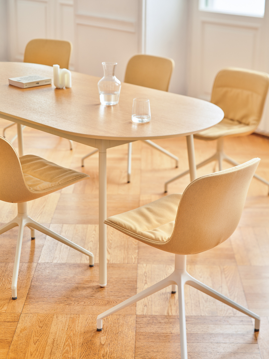 conference chair Baltic 2 Soft Duo: Quest Q-21, RAL9010; conference table Unit: natural oak veneer, RAL1013
