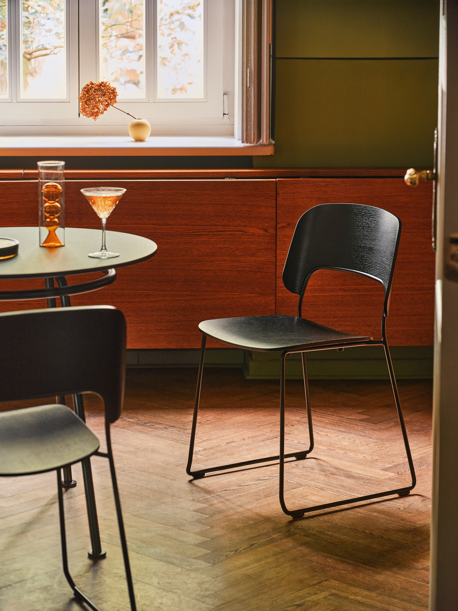 stackable chair Afi: black oak veneer; café table New School: RAL9005