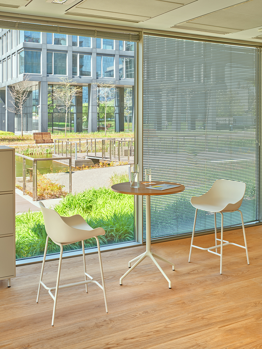 high stool Baltic Basic: RAL9010; high table Gobo: natural oak veneer, RAL1013