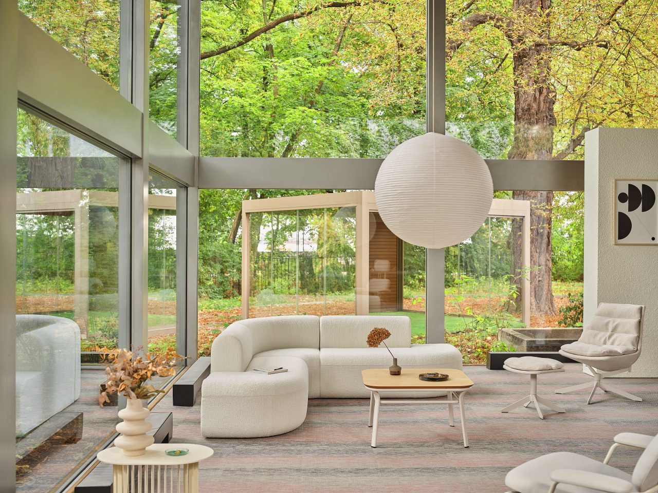 Sofa Artiko: Tessa T-08; Kaffeetisch Grace: Beistelltisch Furnier Esche hell; Sessel Fat Frank: Tessa T-08, RAL0608005; Fußhocker Fat Frank: Tessa T-08, RAL0608005