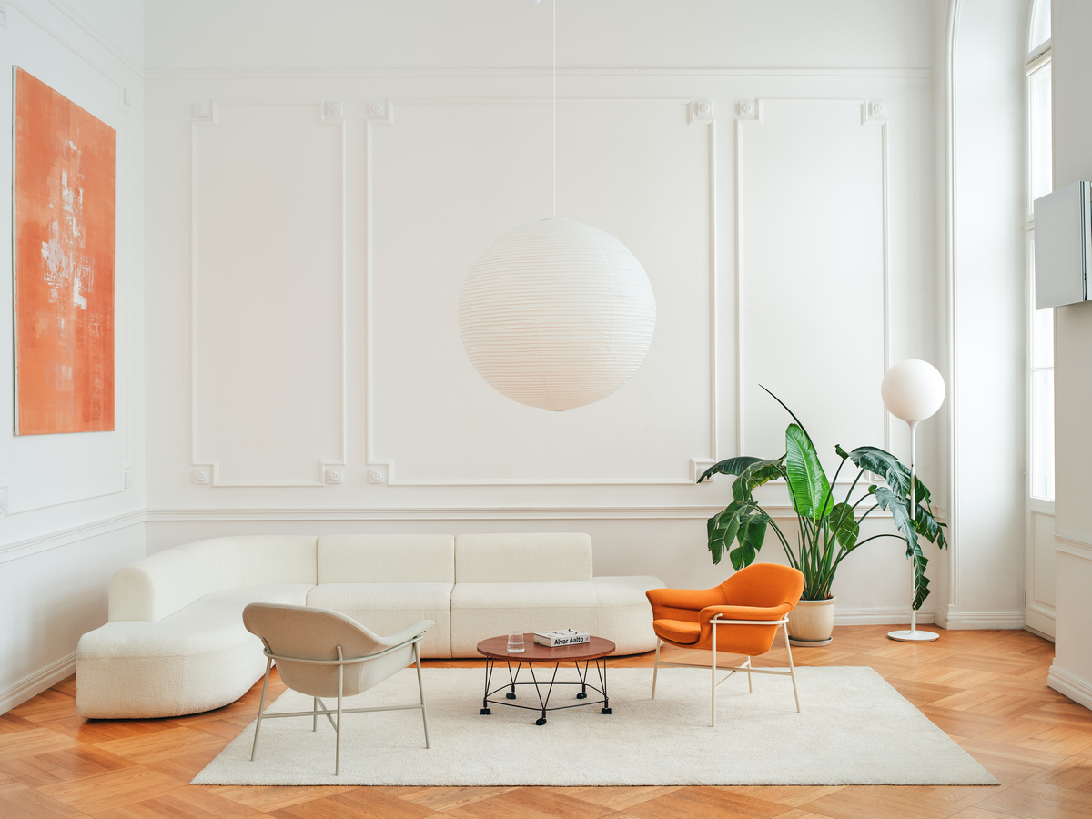 sofa Artiko: Tessa T-08; armchair Ismo: Grain GR-61250, RAL7044; armchair Ismo: Grain GR-62016, RAL1013; coffee table Pental: lowland walnut, RAL9005