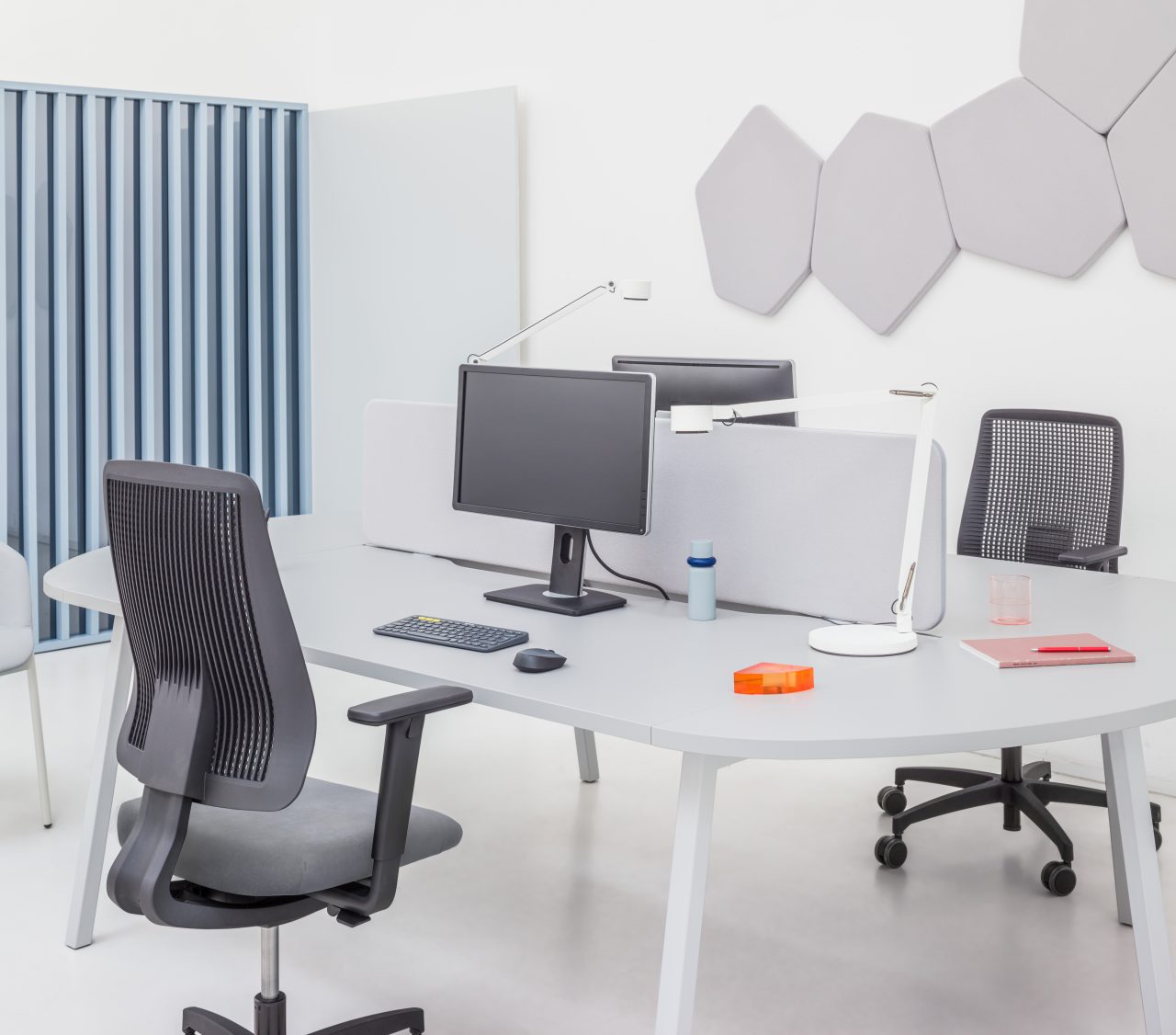 Bazalto: Mica MC-2496-60000; Ogi M Bench: aluminum satinato, RAL9006; Twin: Xtreme XR:094