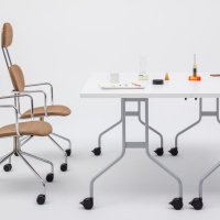 folding table Easy: white pastel, RAL9006; conference chair New School: Alcantra AL-4180, chrome