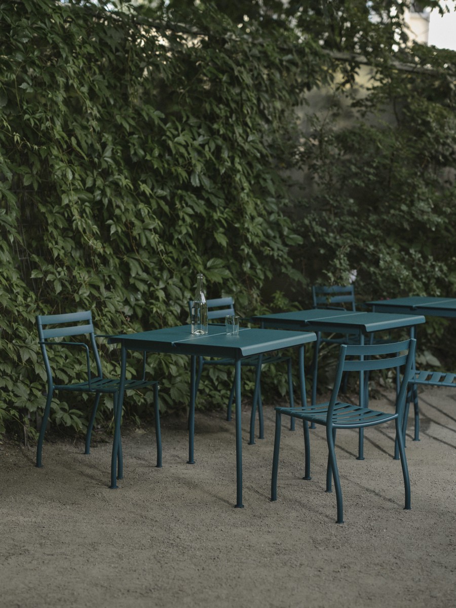 café table Flaner: RAL2003020; chair Flaner: RAL2003020