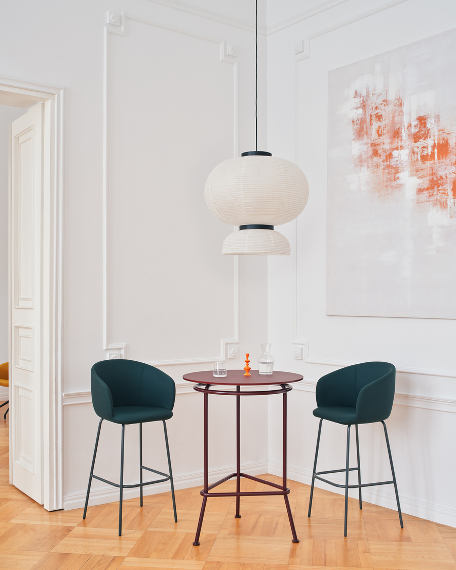 high stool Grace: Go Check G-68149, RAL6012; high table New School: RAL3007