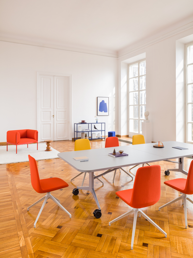 folding table Plex: aluminum satinato, RAL9006; conference chair Ulti: Xtreme YS-076,YS-072, RAL7044; armchair Stilt: Xtreme YS-076, RAL3016; bookcase Stilt: RAL5003