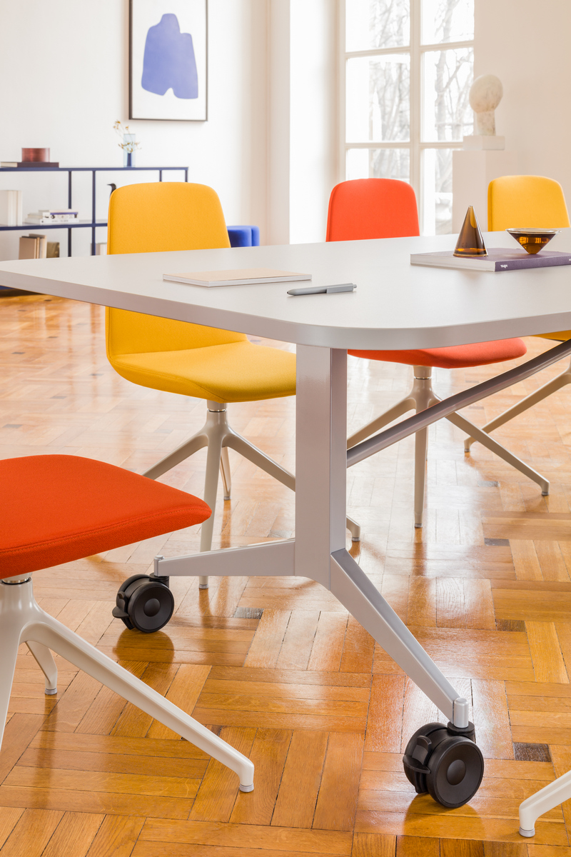 folding table Plex: aluminum satinato, RAL9006; conference chair Ulti: Xtreme YS-076,YS-072, RAL7044