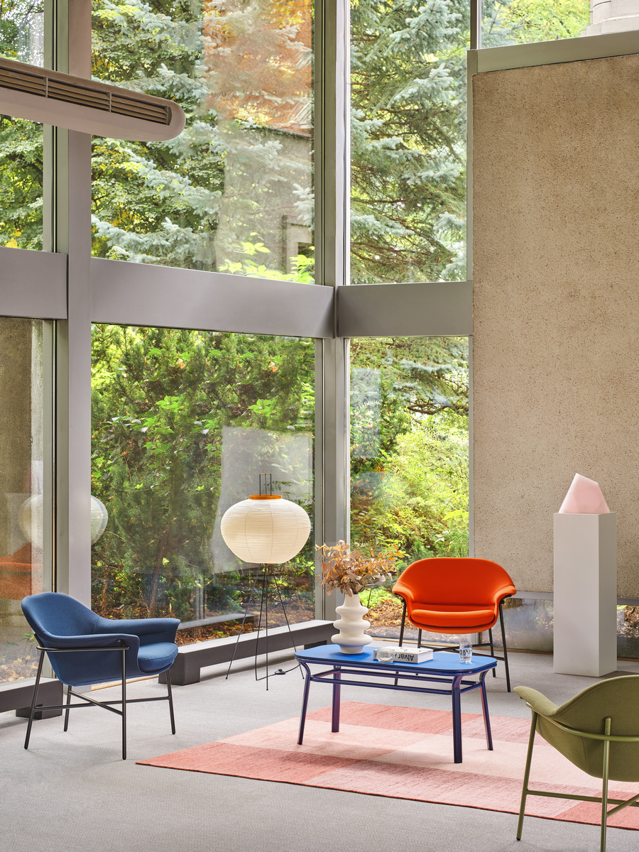 armchair Ismo: Field FD-782, RAL9005; armchair Ismo: Field FD-662, RAL9005; coffee table Grace: RAL5003