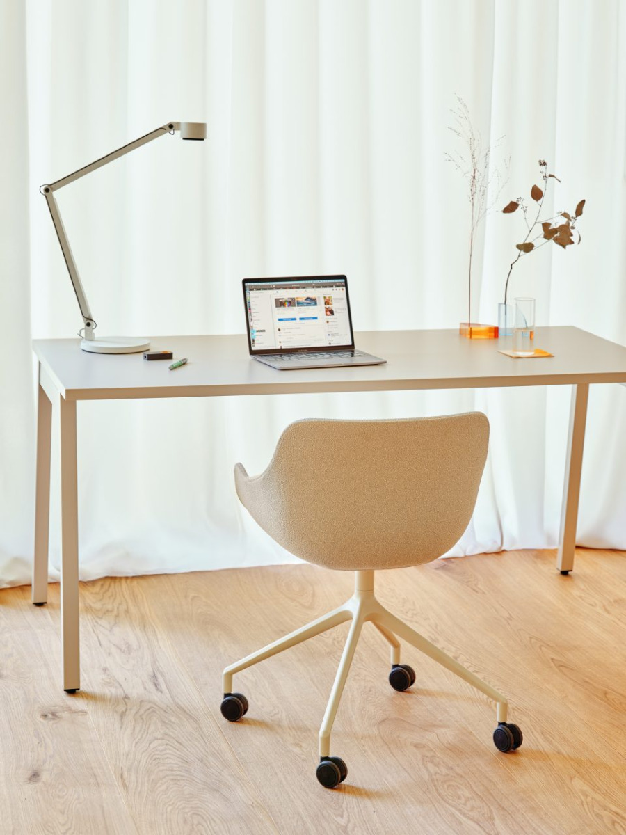 one-station desk Ogi M: beige matte, RAL0608005; meeting chair Baltic Classic: Grain GR-61250, RAL0608005