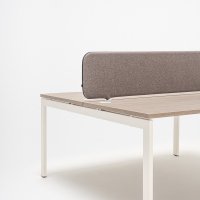 bench desk Ogi U Bench: grey oak, RAL9010; acoustic desk screens Sonic Ogi: Medley M-65011, RAL9010