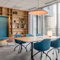 conference table Ogi A: natural oak, RAL9005; conference chair Ultra: Atlantic A-66063, RAL9005