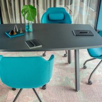 conference table Ogi A: anthracite, RAL7043; conference chair Ultra: Atlantic A-67030, RAL9005