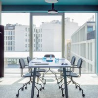 conference table Ogi A: aluminum satinato, RAL9006; conference chair New School: Mica MC-2496-60000, RAL7044