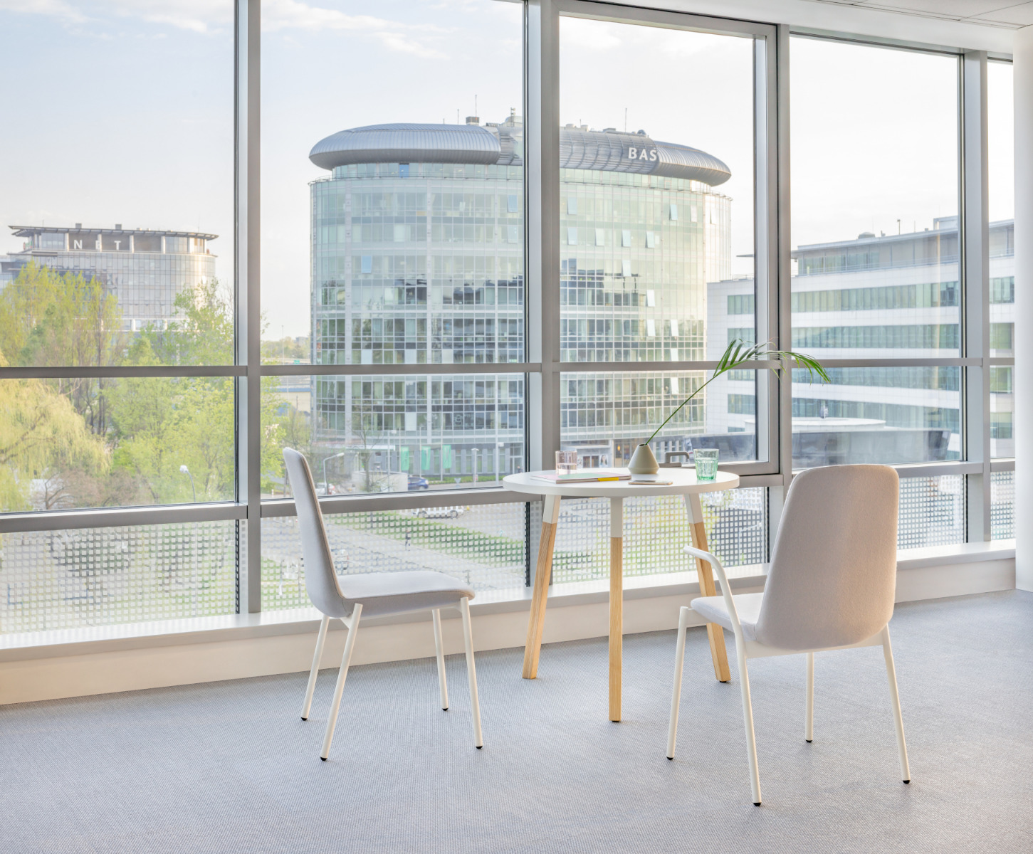 café table Ogi W: white pastel, RAL9010; conference chair Ulti: Synergy LDS-20, RAL9010