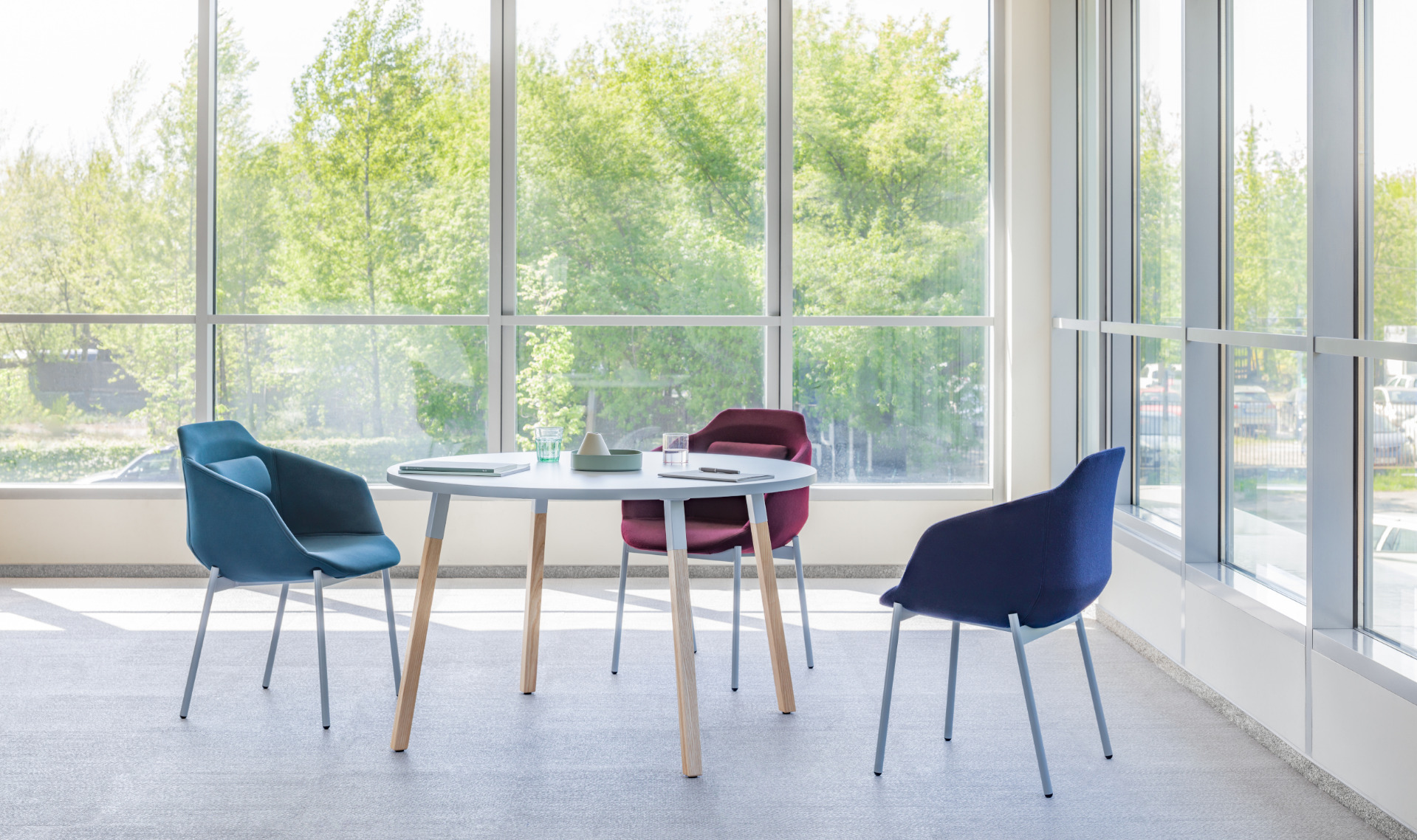 café table Ogi W: aluminum satinato, RAL9006; conference chair Ultra: Synergy LDS-57, LDS-86, LDS-67, RAL7042