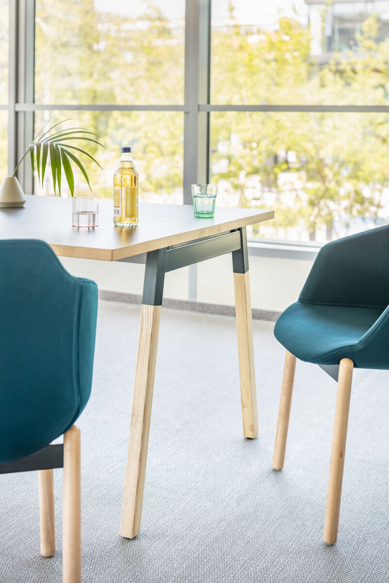conference table Ogi W: black, RAL9005, ash; conference chair Ultra: Atlantic A-66057, natural beech