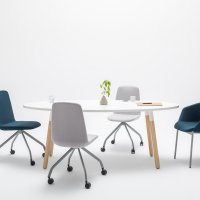 Tafel met houten poten Ogi W