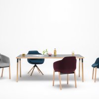 Tafel met houten poten Ogi W