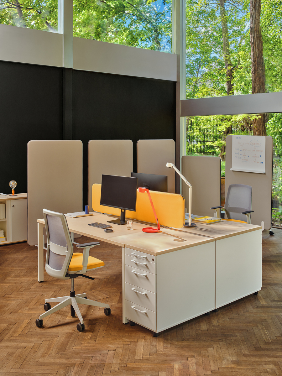 one-station desk Ogi U: polar birch, RAL9010; desk screen Twin: Xtreme YS-072; office chair Evo: Xtreme YS-072, grey; freestanding screens Sonic: Atlantic A-60011, RAL9010