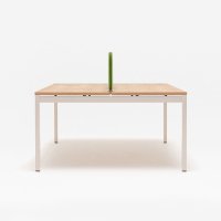 bench Ogi Y Bench: honey oak, RAL9010; acoustic desk screens Sonic Ogi: Silvertex SX-122-2092, RAL9010