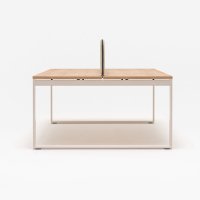 escritorio doble Ogi Q Bench: roble natural, RAL9010; paneles acústicos de escritorio Sonic Ogi: Mica MC-2496-62093, RAL9010
