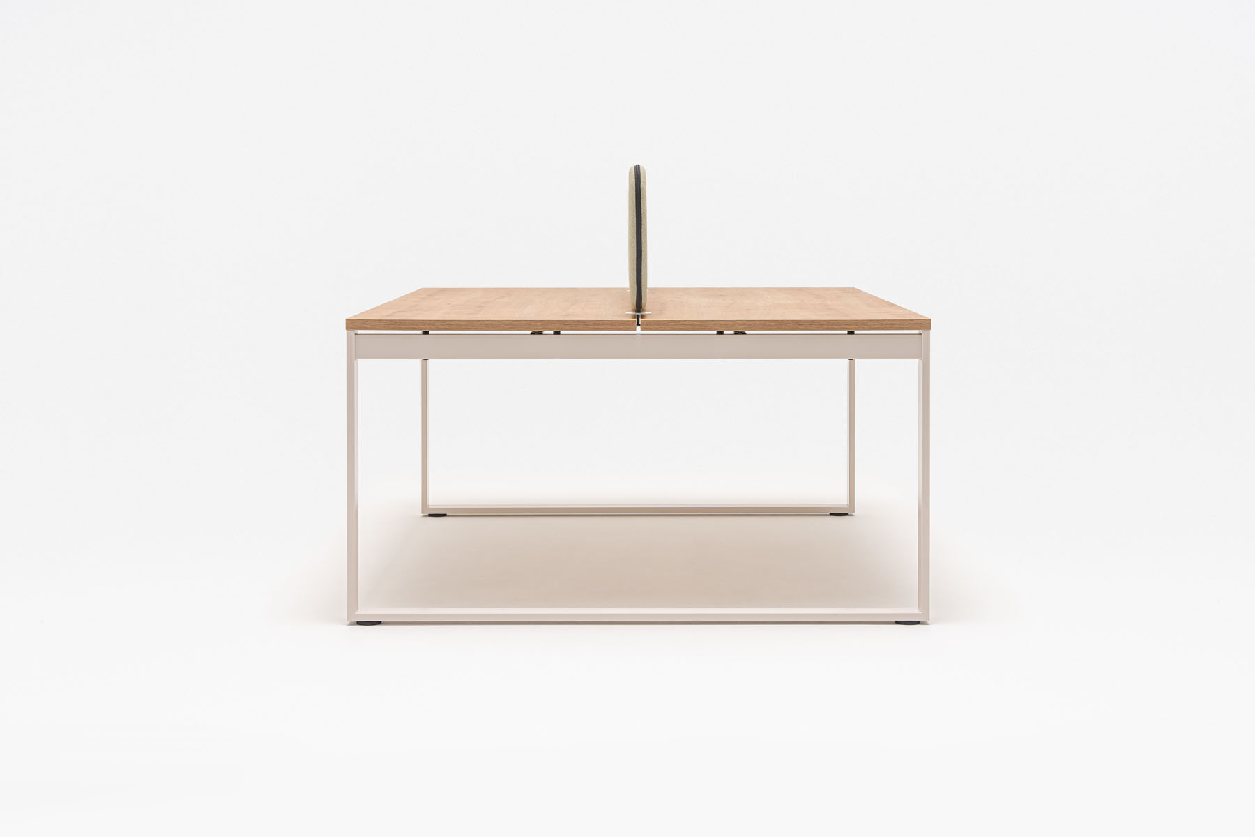 bench desk Ogi Q Bench: natural oak, RAL9010; acoustic desk screens Sonic Ogi: Mica MC-2496-62093, RAL9010
