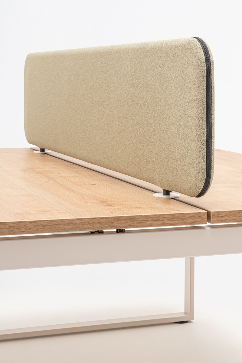bench desk Ogi Q Bench: natural oak, RAL9010; acoustic desk screens Sonic Ogi: Mica MC-2496-62093, RAL9010