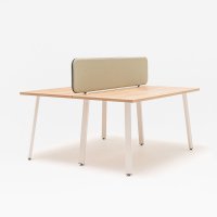 bench desk Ogi A Bench: honey oak, RAL9010; acoustic desk screens Sonic Ogi: Mica MC-2496-62093, RAL9010