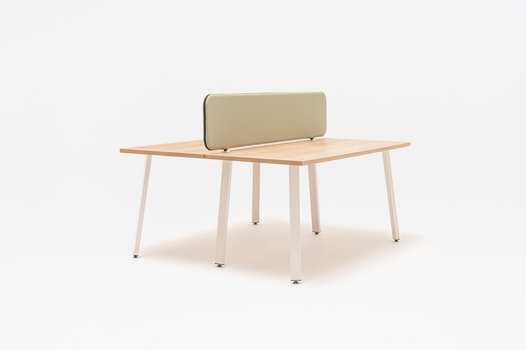 bench desk Ogi A Bench: honey oak, RAL9010; acoustic desk screens Sonic Ogi: Mica MC-2496-62093, RAL9010