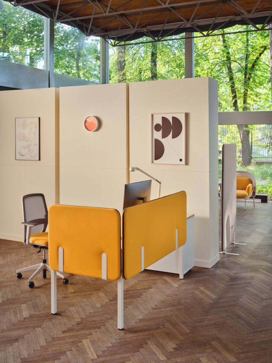 one-station desk Ogi Y: polar birch, RAL9010; acoustic desk screens Sonic Ogi: Xtreme YS-072, RAL9010; office chair Evo: Xtreme YS-072, grey