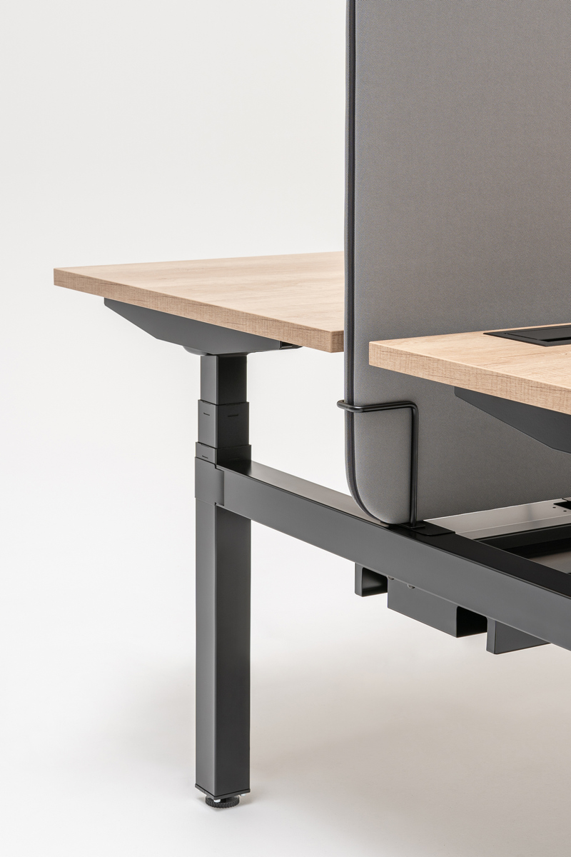desk height adjustment Ogi Drive Bench: natural oak, RAL9005; acoustic desk screens Sonic: Synergy LDS-20