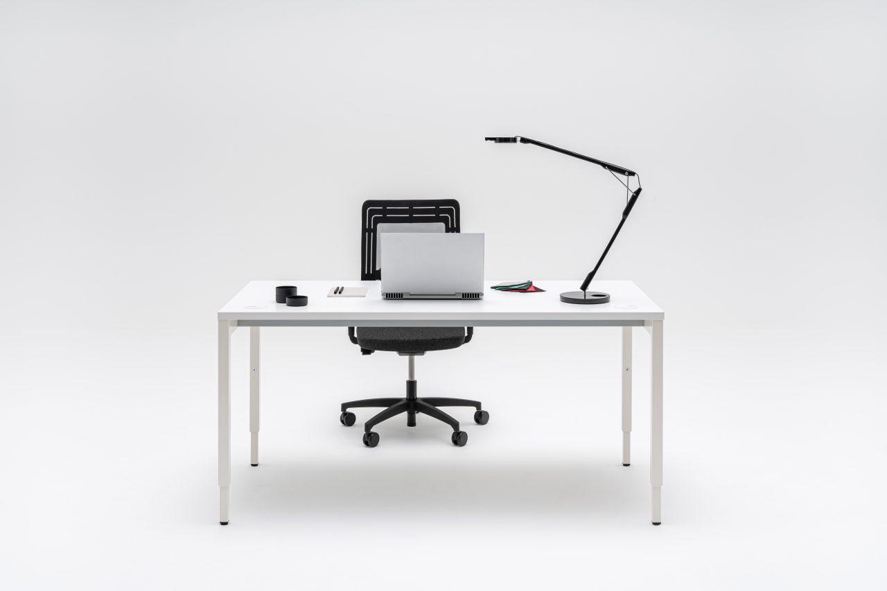 one-station desk Ogi Y: white pastel, RAL9010