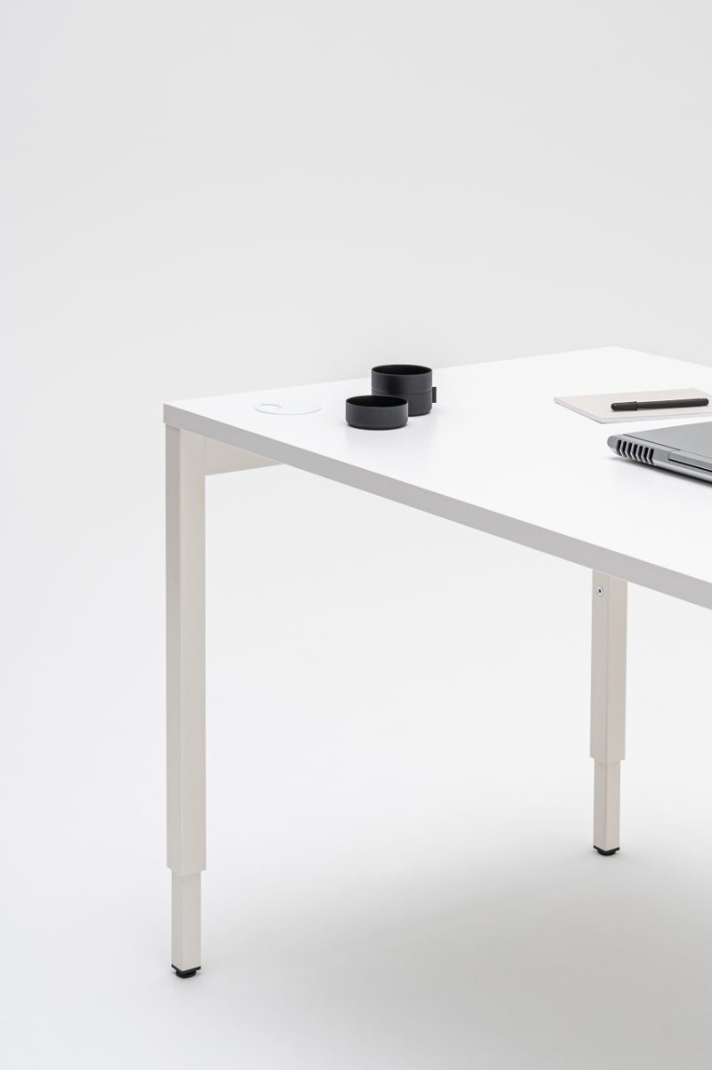 one-station desk Ogi Y: white pastel, RAL9010