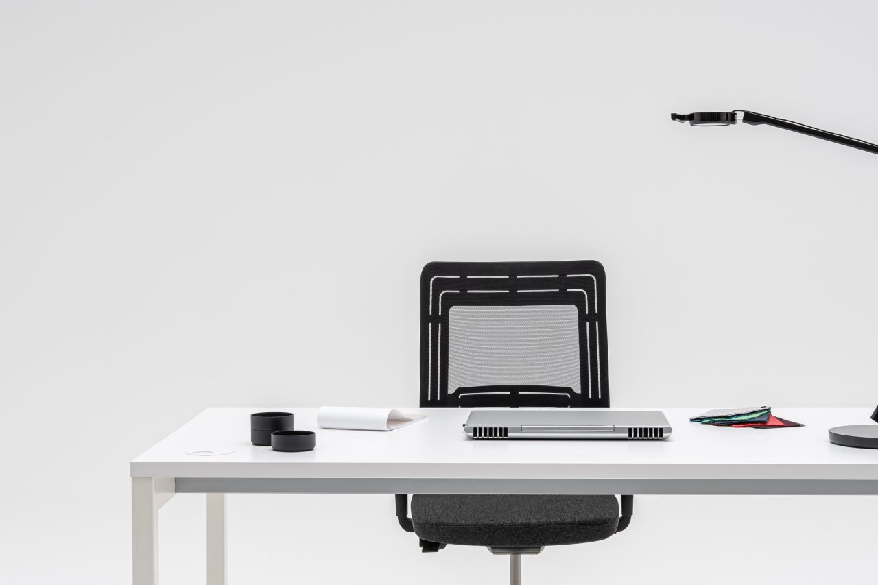 one-station desk Ogi Y: white pastel, RAL9010