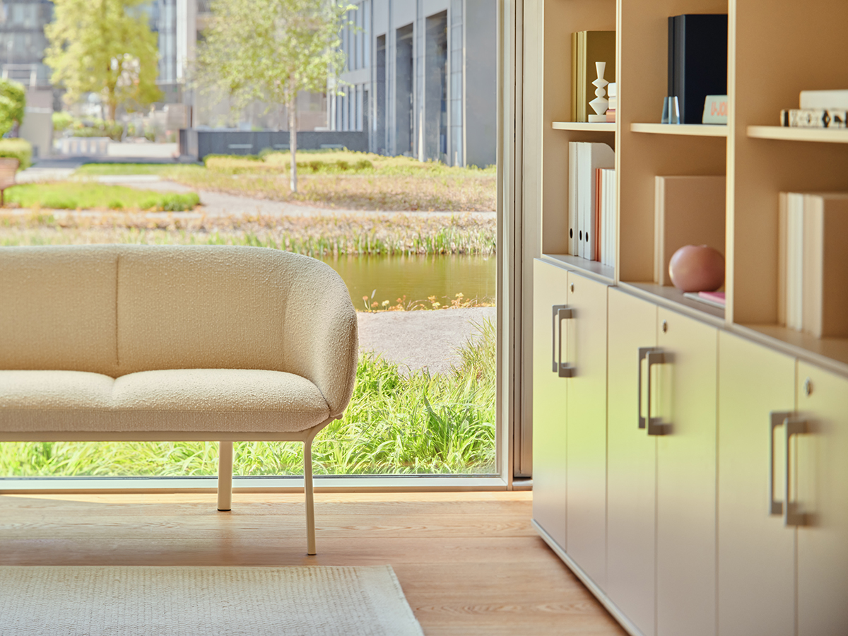 sofa Grace: Tessa T-08, RAL9010; half-bookcase Standard: beige matte