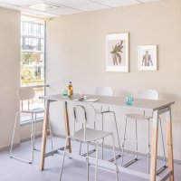 High table: 26-aluminium satinato, New School: RAL7044