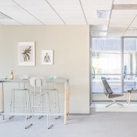 High table: 26-aluminium satinato, New School: RAL7044