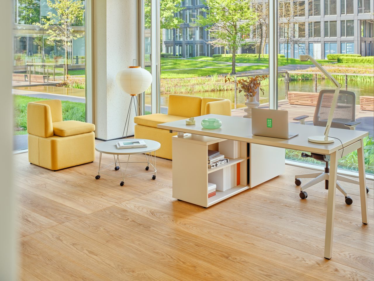 Einzelschreibtisch Ogi M: Beige matte, RAL0608005; Bürostuhl Evo: Grain GR-62016; Sessel Kaiva: Grain GR-62016; Sofa Kaiva: Grain GR-62016; Kaffeetisch Pental: RAL7044