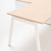 one-station desk Ogi M: canadian oak, RAL9010