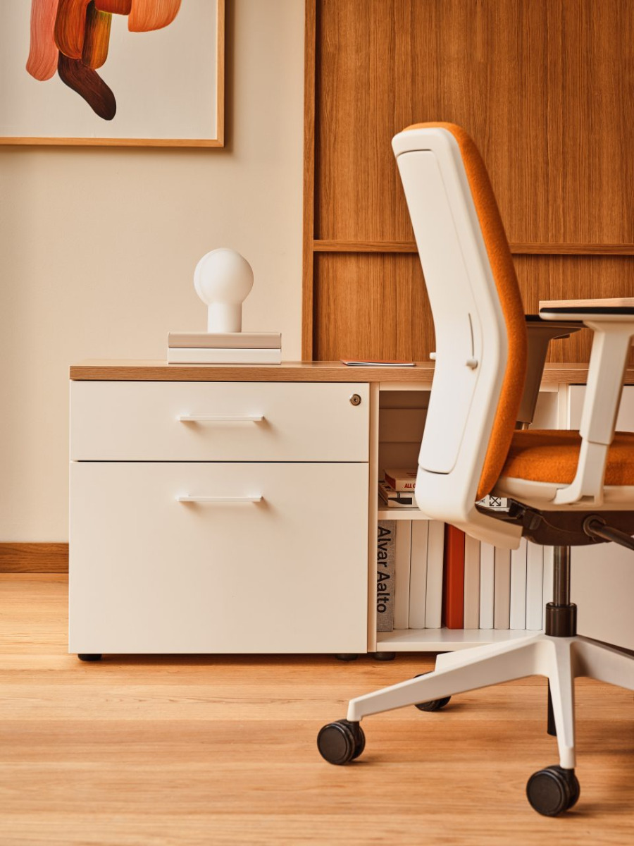 one-station desk Ogi W: canadian oak, RAL9010; office chair Evo: Grain GR-62016