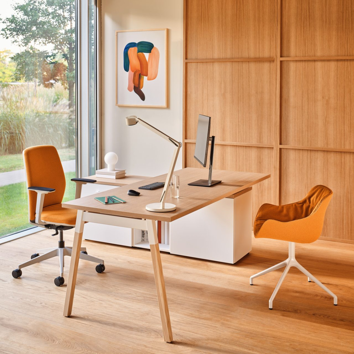 one-station desk Ogi W: canadian oak, RAL9010; office chair Evo: Grain GR-62016; meeting chair Baltic Soft Duo: Grain GR-62016, RAL9010