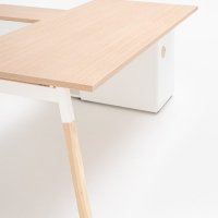 one-station desk Ogi W: canadian oak, RAL9010