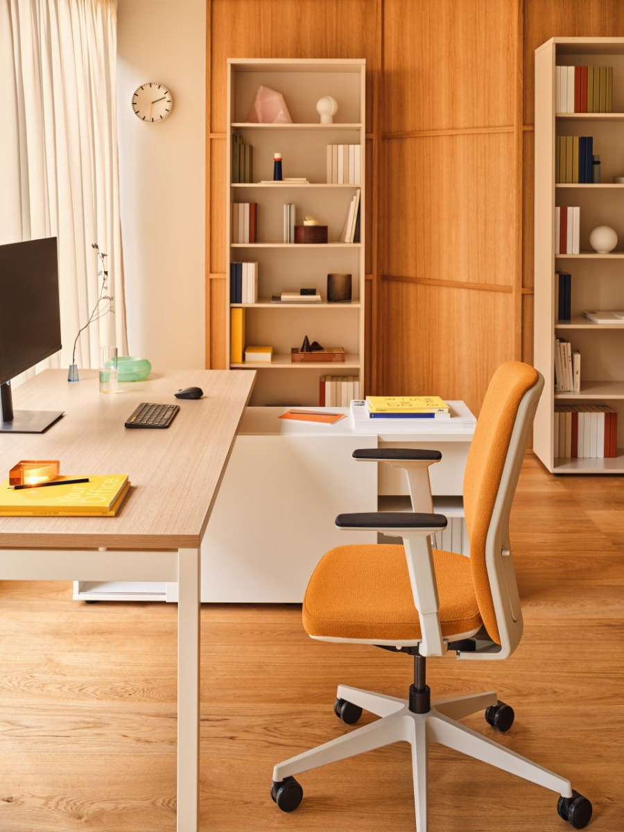 one-station desk Ogi Y: canadian oak, RAL9010; office chair Evo: Grain GR-62016; bookcase Standard: beige matt