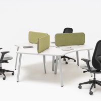 Doppelschreibtisch Ogi A: Weiß Pastell, RAL9006; Akustikpaneele für Schreibtische Sonic Ogi: Grain GR-68243, RAL9006; Bürostuhl Iris: Mica MC-2497-60000, RAL9005